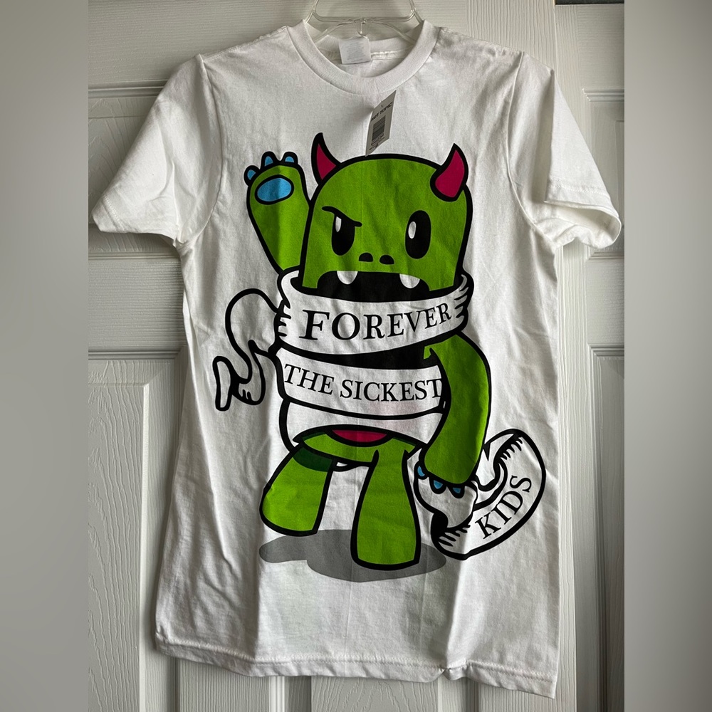 NWT Brand New Forever the Sickest Kids T Shirt from Hot Topic Size Small.